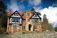 Search for a large country houses for group event