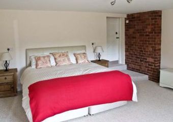 The Old Farmhouse Romantic Cottage, Heart Of England   - Button Bridge,  