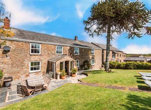 Spacious 6 x Bedroomed Farmhouse