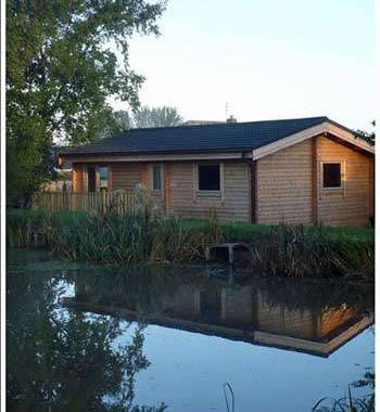 Cosy and smart timber fishing lodge with views over the lake