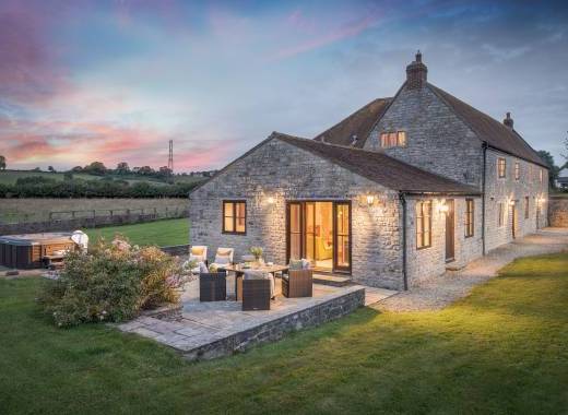 Large Sun room with loads of comfy chairs