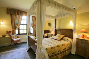 Cottage with a romantic four poster bed