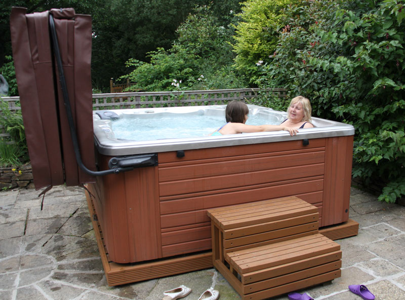 hot tub holiday cottages in the Peak District