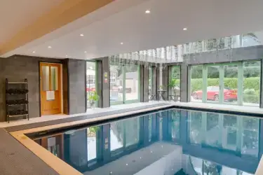 Party Houses with a Swimming Pool