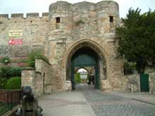 Self-catering holidays in Lincoln and Lincolnshire - visit the castle and cathedral at the top of the hill