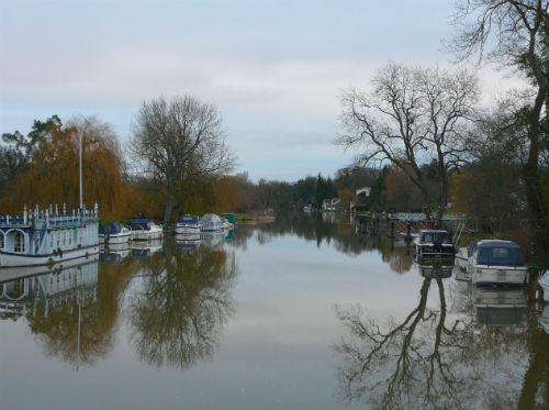 Riverside scene along the Thames in Goring, Oxfordshire