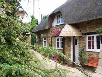 Tythe Barn is a Pretty Thatched Cottage near Chipping Campden