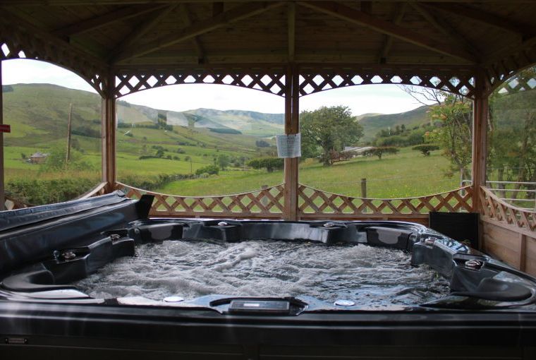 Caban Y Berwyn with Spa Bath
