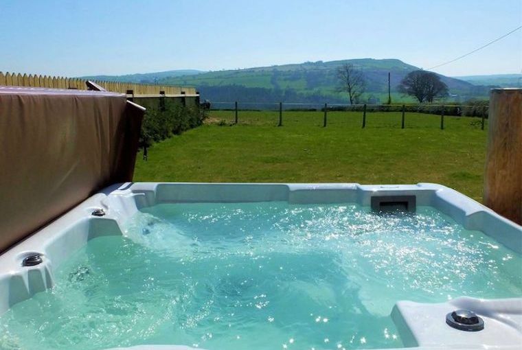 Grouse Lodge with Hot Tub and Country Views, Denbighshire