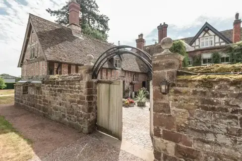 Courtyard Countryside Cottage, Heart Of England  - Meeson, 