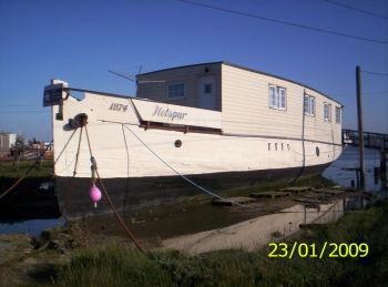 Holiday Houseboat along Essex coast