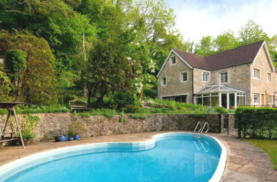 Cotswold cottage with pool