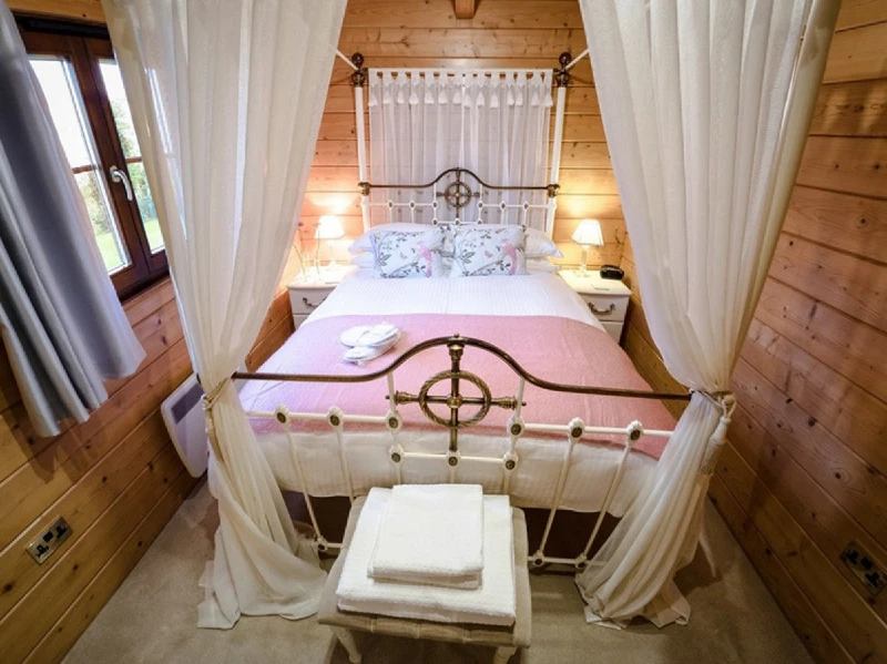 Romantic lodge with four poster bed and hot tub