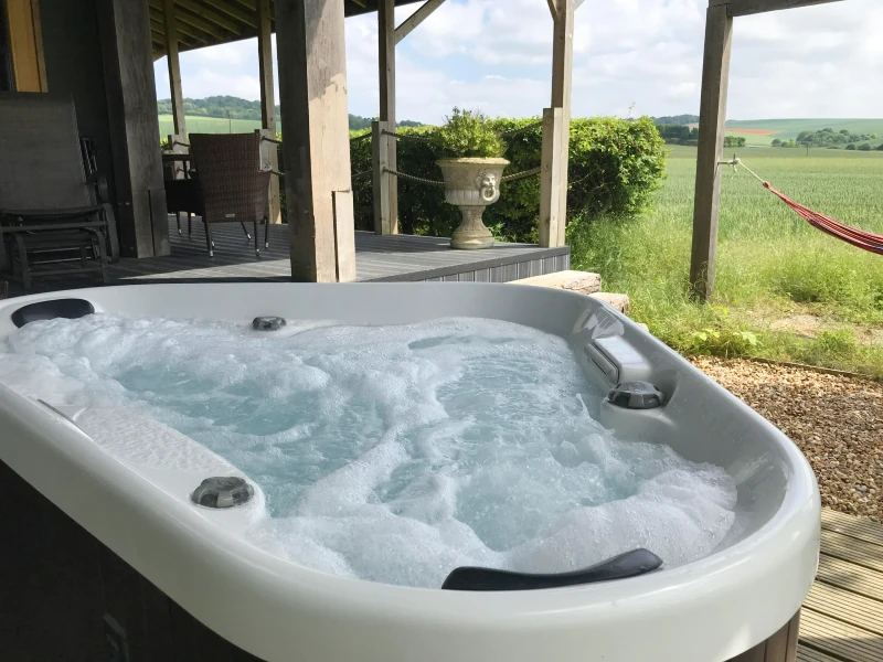 Romantic rural retreat with spa bath