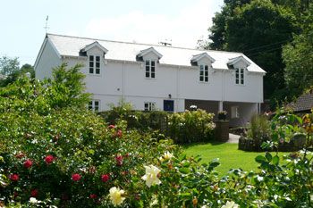 small cottage with beautiful gardens near the Cotswolds