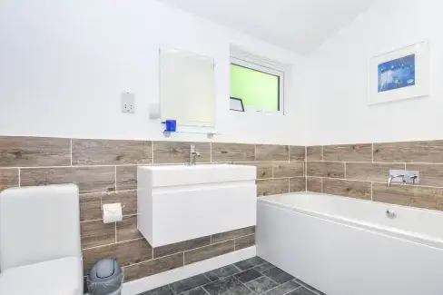 Family bathroom at 1 Horizon View, Cornwall
