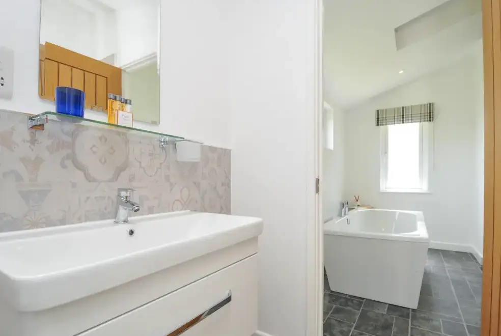Ensuite bathroom at 1 Horizon View