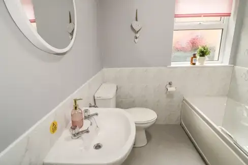 Family bathroom at 1 The Moorings, County Down