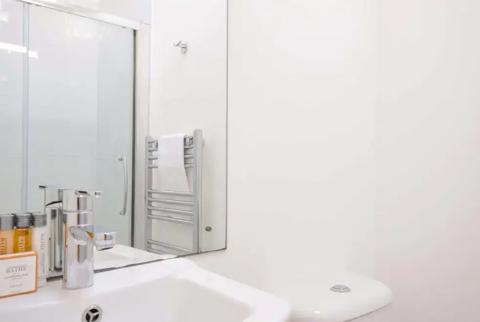 Ensuite bathroom at 10 Horizon View