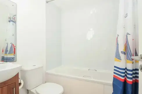 Family bathroom at 10 Horizon View, Cornwall