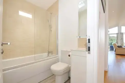 Family bathroom at 11 Horizon View, Cornwall