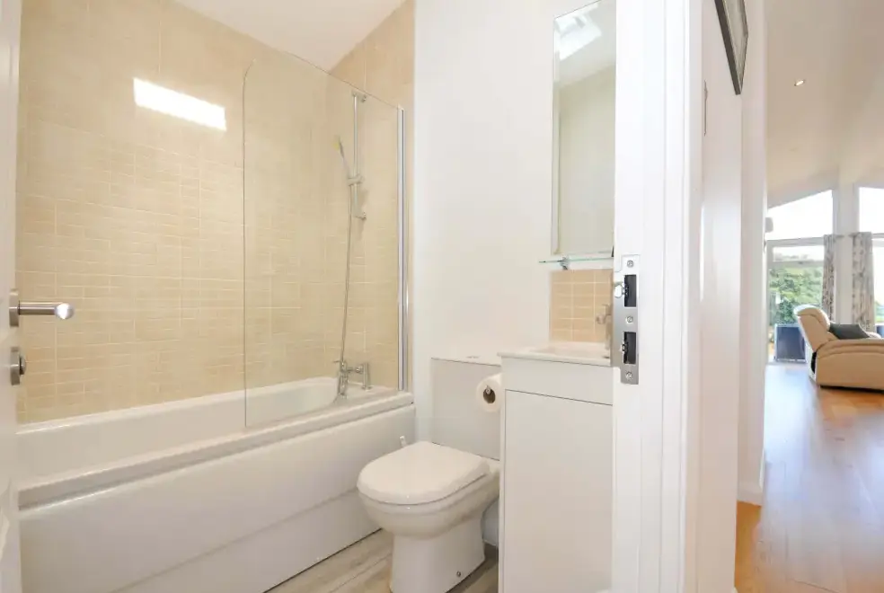 Family bathroom at 11 Horizon View