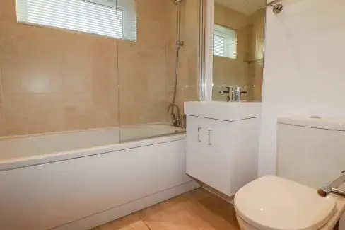 Family bathroom at 14 Horizon View, Cornwall
