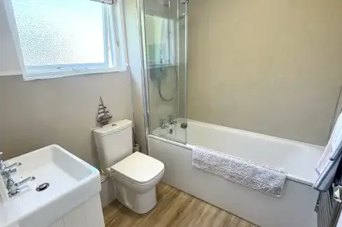 Family bathroom at  2 Barlowenath Cottages, Cornwall