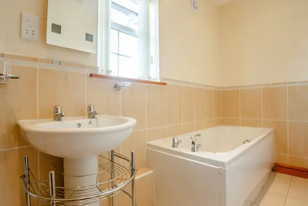 Family bathroom at 2 Black Horse Cottage, North Wales 