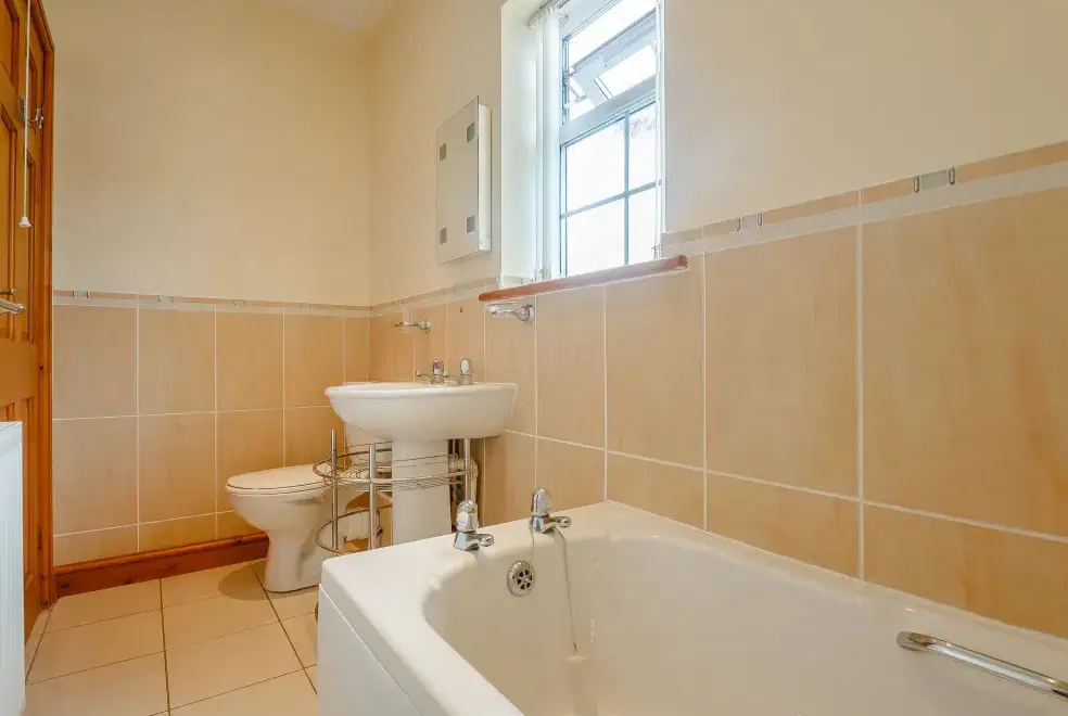 Family bathroom at 2 Black Horse Cottage, North Wales 