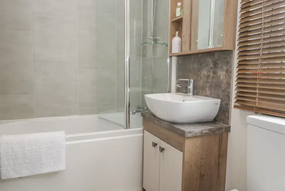 Family bathroom at 22 Sherwood Lodge