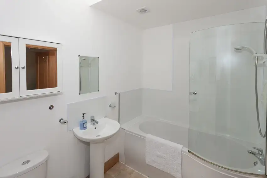 Family bathroom at 3 Bedroom Rental at Williamscraig Holiday Cottages