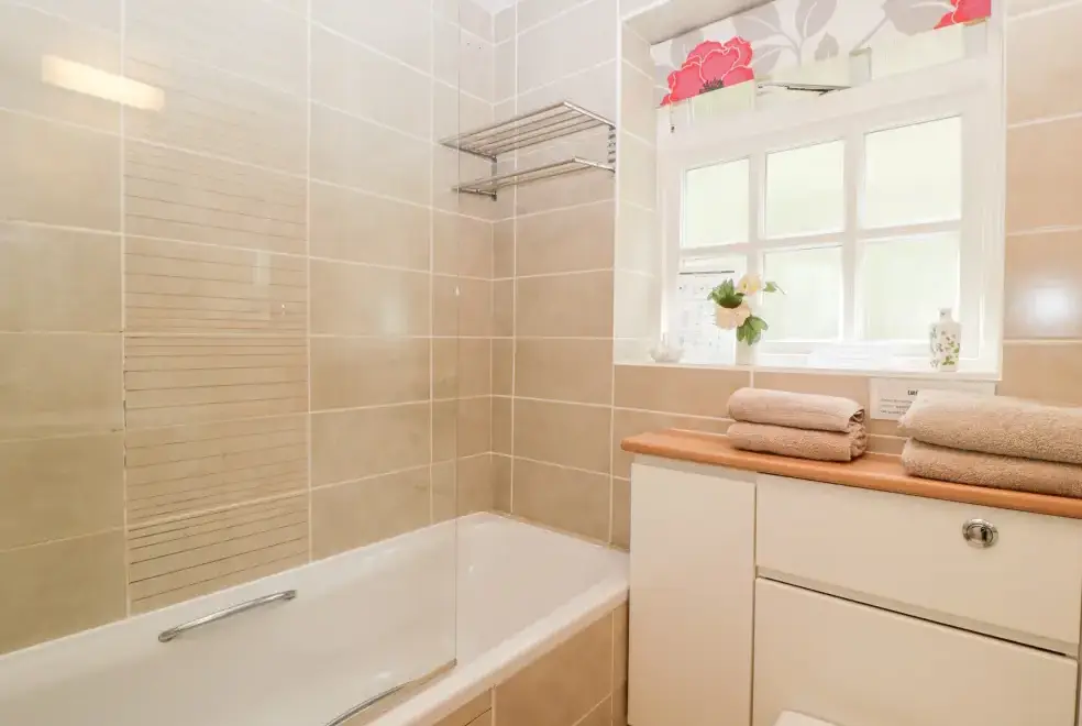 Family bathroom at 5 Wye Rapid Cottages