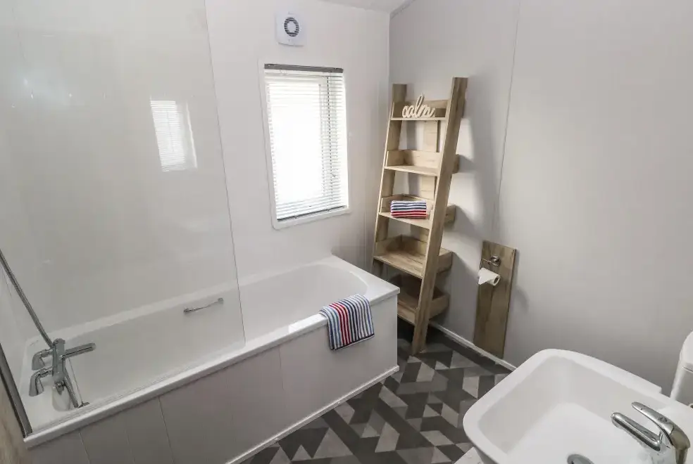 Family bathroom at 69 The Paddocks