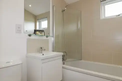 Family bathroom at 7 Meadow Retreat, Cornwall