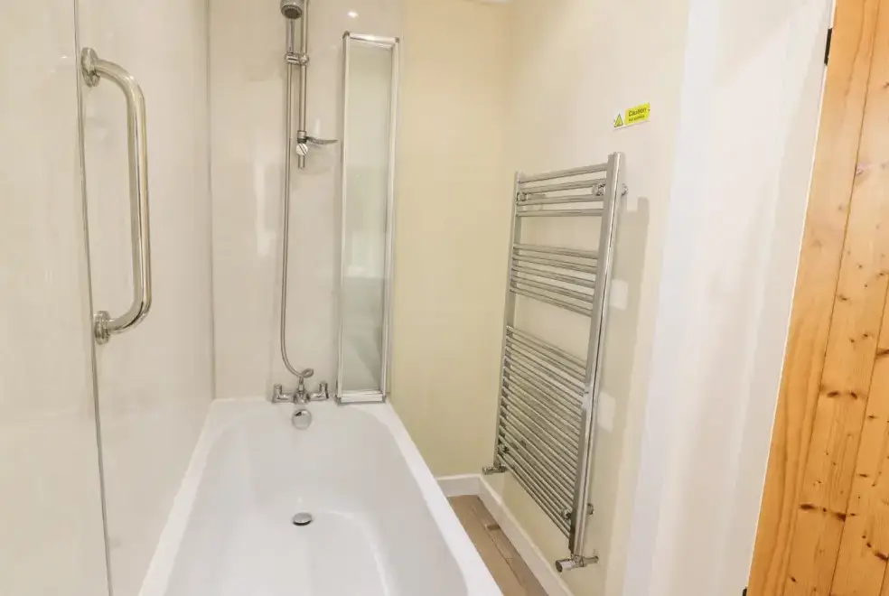 Family bathroom at Alma Cottage