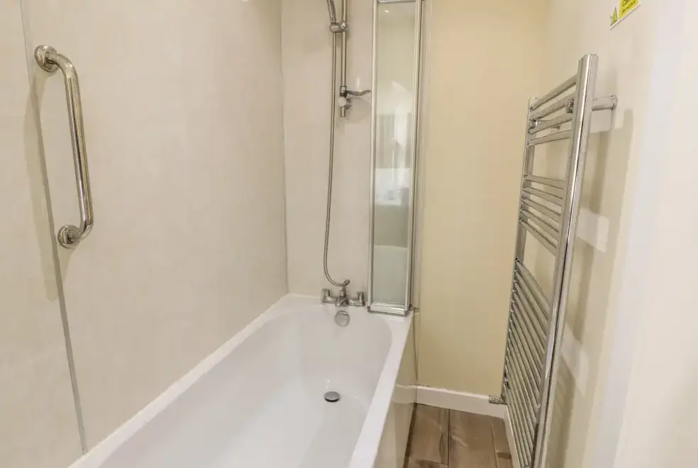 Family bathroom at Alma Cottage