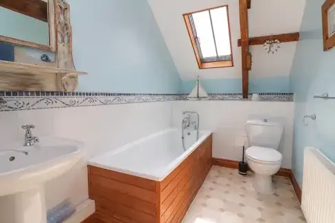 Family bathroom at Apple Barn, Devon