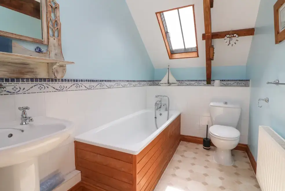 Family bathroom at Apple Barn