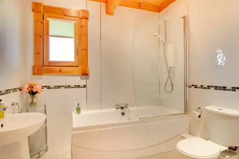 Family bathroom at Apple Tree Lodge, Northumberland