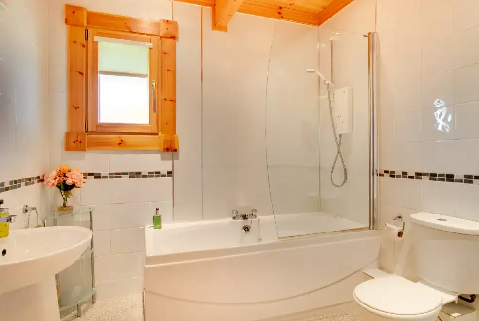 Family bathroom at Apple Tree Lodge