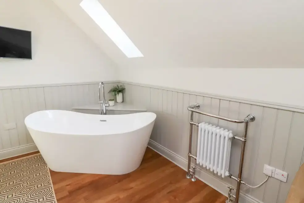 Ensuite bathroom at Ash Cottage