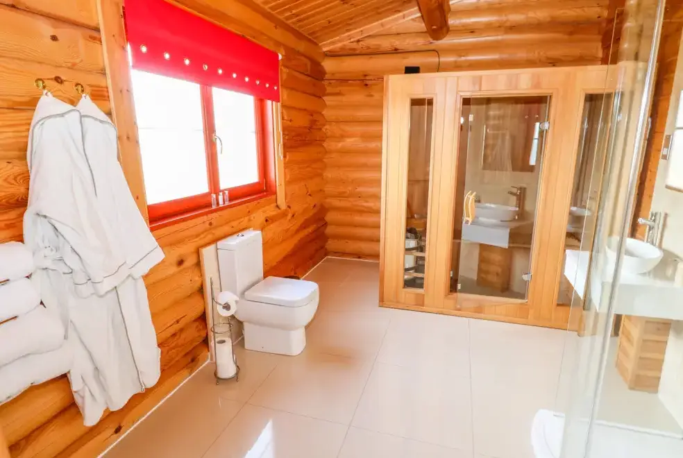 Ensuite bathroom at Ash Lodge