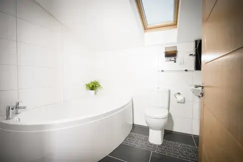 Family bathroom at Aurae, Highland