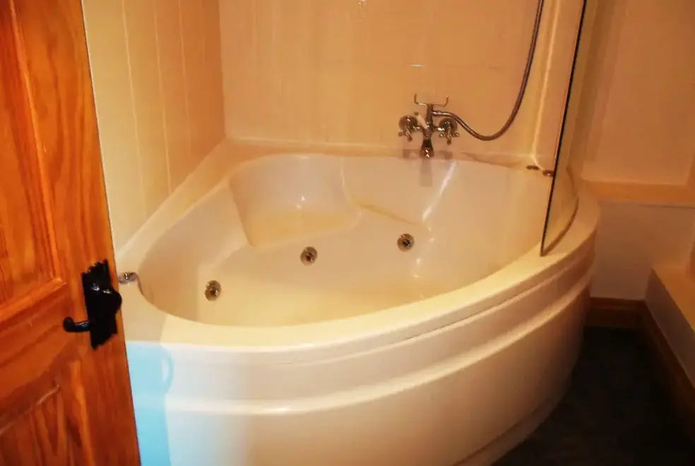 Ensuite bathroom at Badger at Coombe Barn Cottages