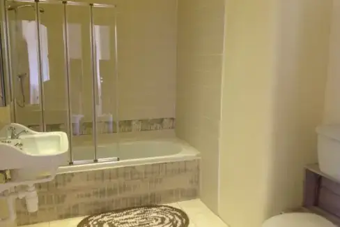 Family bathroom at Balebarn Eco Lodge, Devon