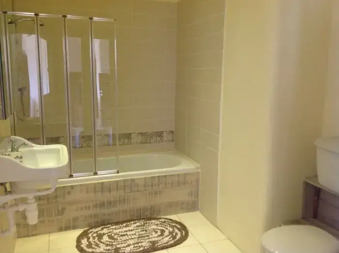 Family bathroom at Balebarn Eco Lodge