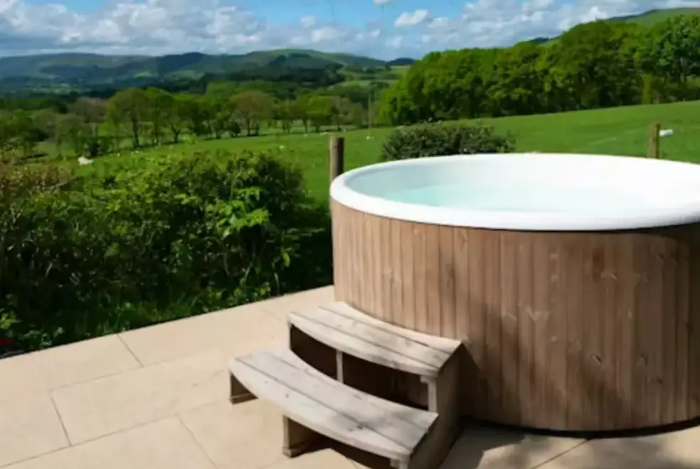 Hot tub with views at Barlings Barn