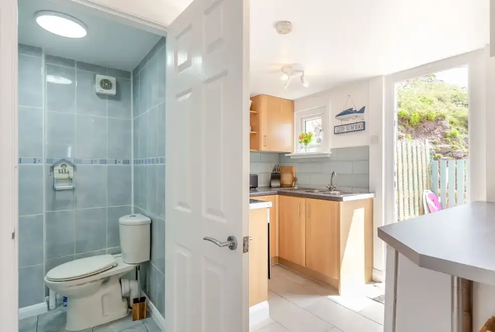 Loo at Beachcomber's Cottage