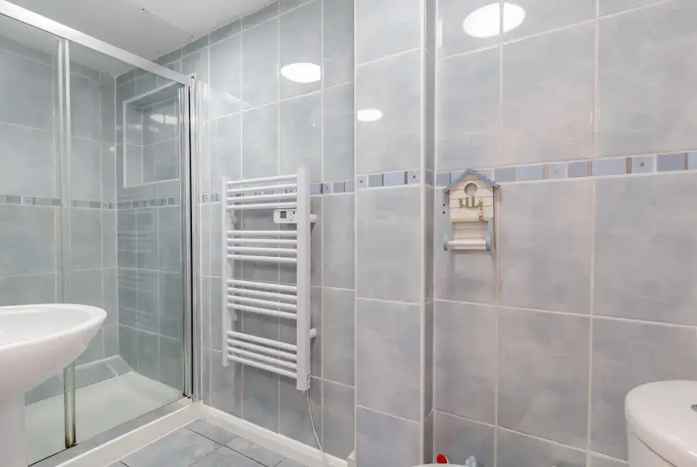 Shower room at Beachcomber's Cottage